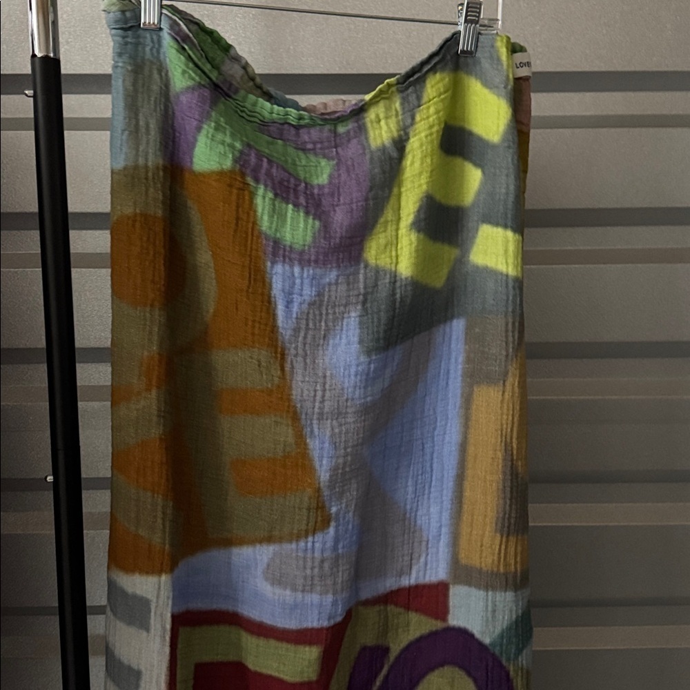 Lovevolve large print abstract scarf - Picture 3 of 4